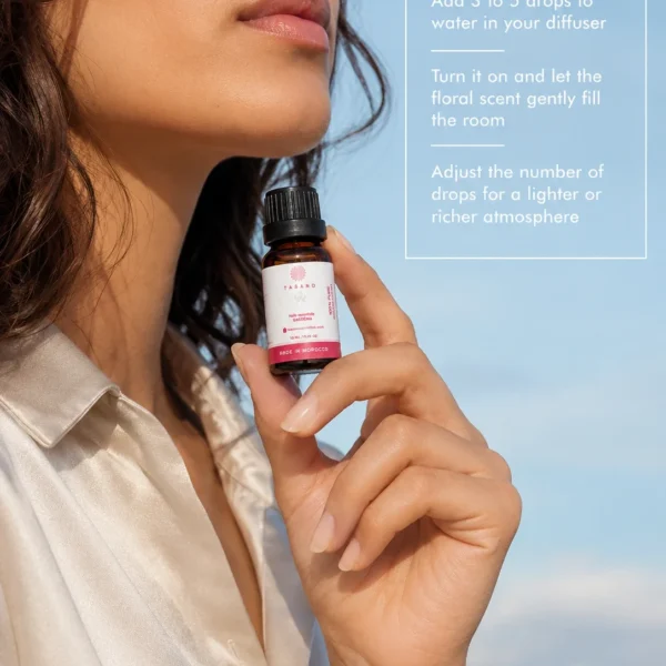 TASANO gardenia essential oil bottle held by a Moroccan model with simple diffuser use instructions.